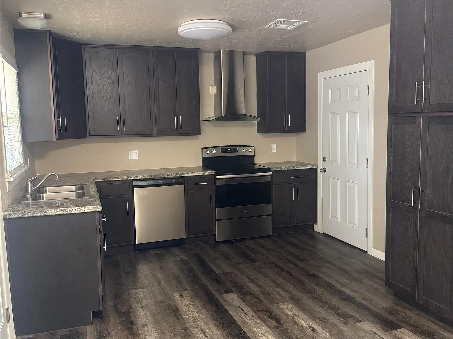 3 bed, 1.0 bath, 1071 sqft, $1,000 — Photo 4