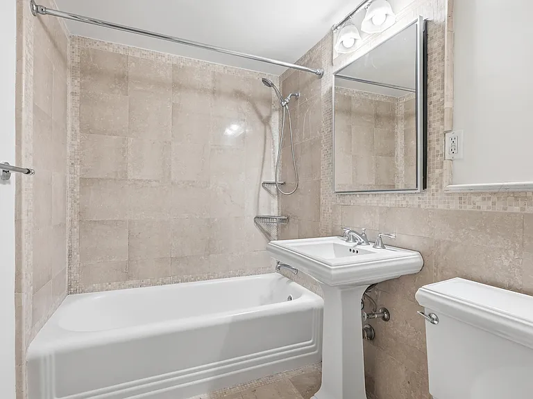 333 W 56th St #3C — Photo 4