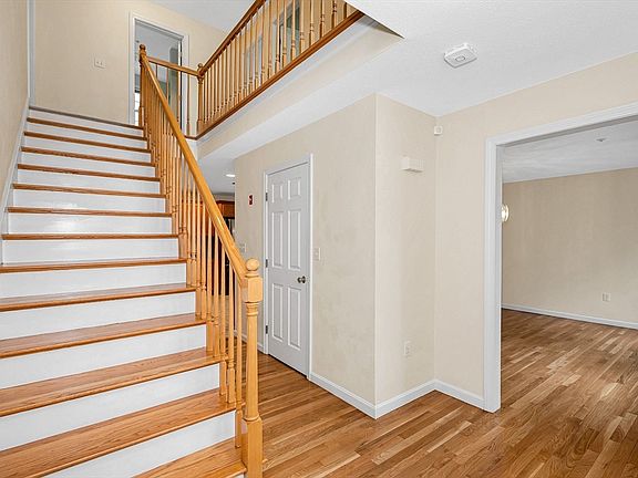 3rd image of 21 Colonial Farm Rd