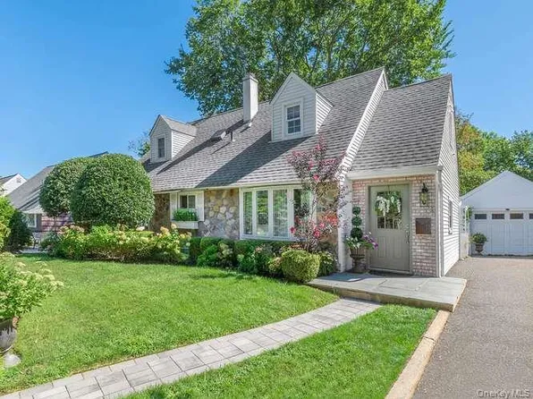 9 Robert Road, Glen Cove, NY 11542