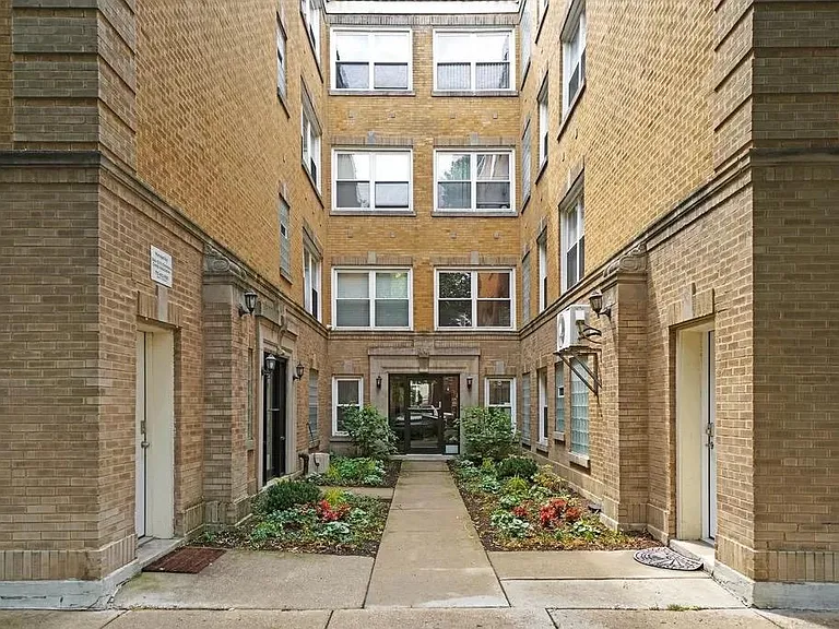 2848 N Christiana Ave — Photo 2