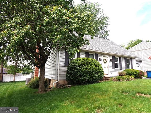 5th image of 326 Barberry Dr