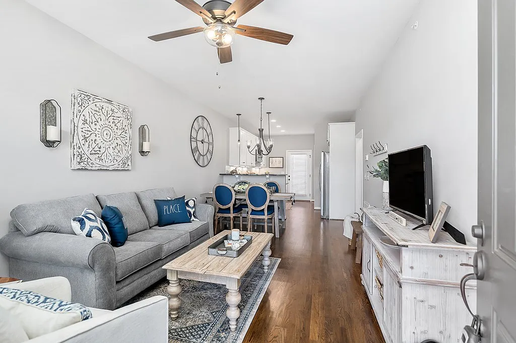 2 bed, 902 sqft, $1,350 — Photo 1