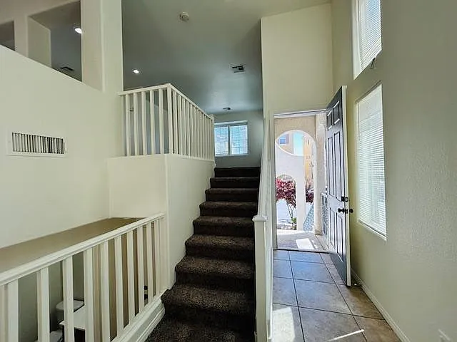 3 bed, 1693 sqft, $2,050 — Photo 2