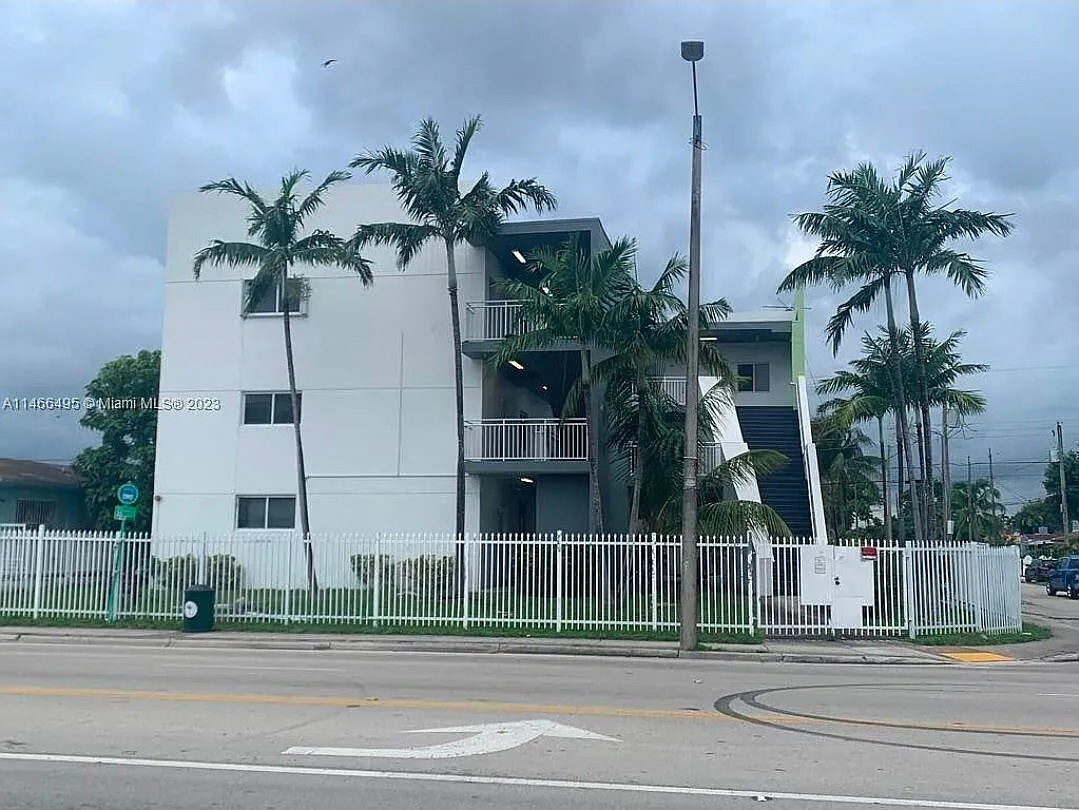 2 bed, 2.0 bath, 789 sqft, $2,400 — Photo 4