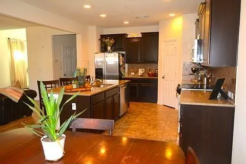 3 bed, 2.5 bath, 2022 sqft, $2,200 — Photo 4