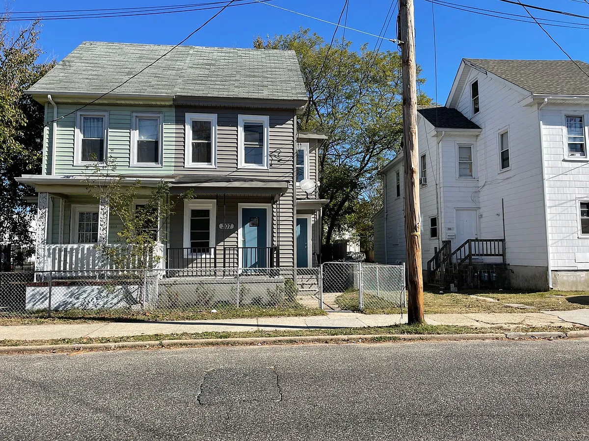 Building Photo - 307 S 3rd St