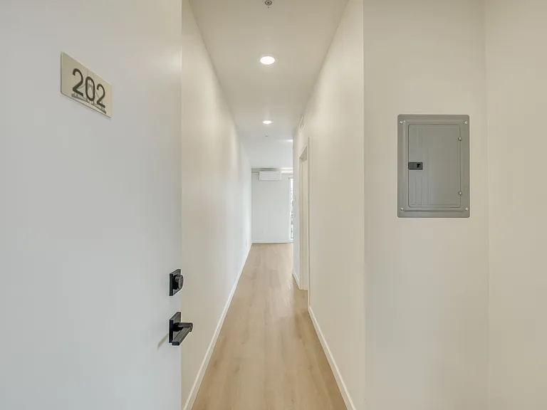 004 - West Lombard — Photo 7