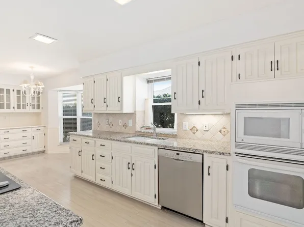 6 Meadow Creek Ct, Trophy Club, TX 76262