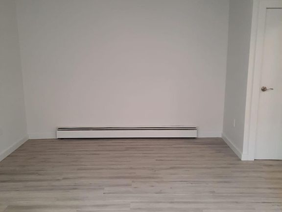 4th image of 410 Screvin Ave #2