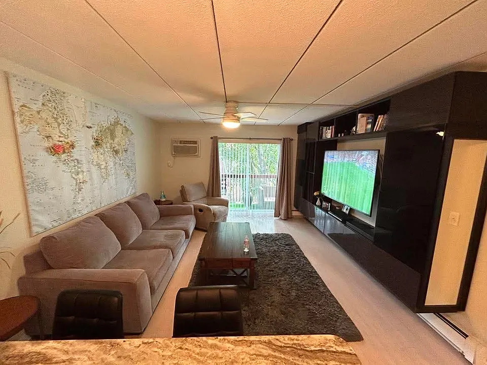 1011 Main St #8
