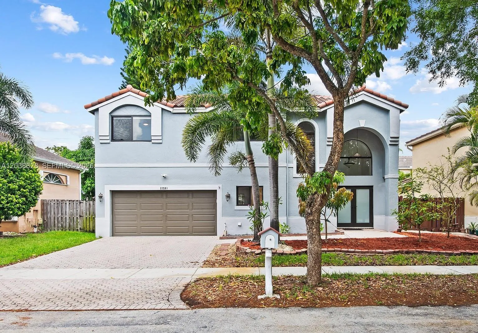 4 bed, 2.5 bath, 1946 sqft, $4,600 — Photo 1