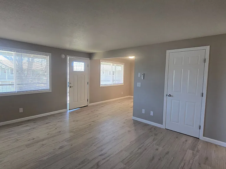 180 Garland Way N — Photo 3