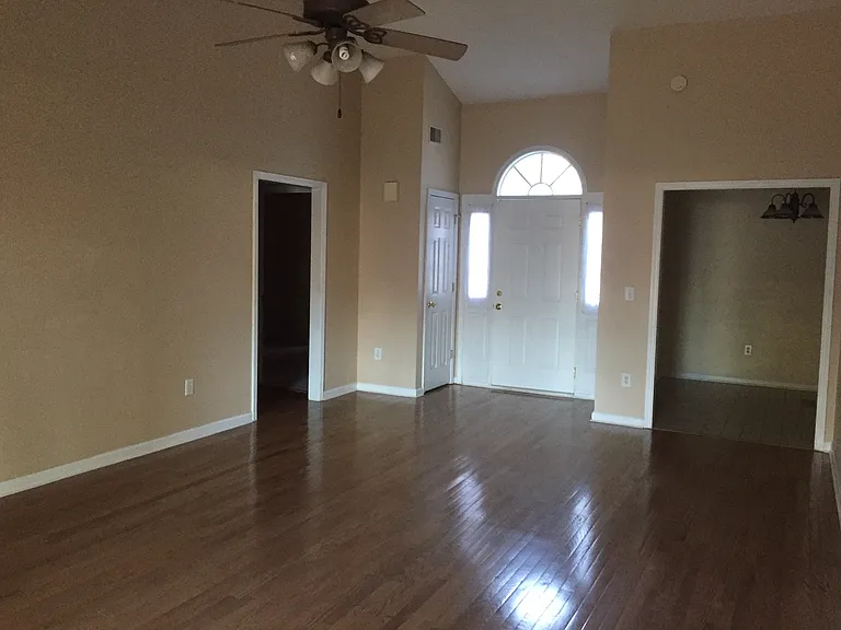 818 Bentley Dr — Photo 4