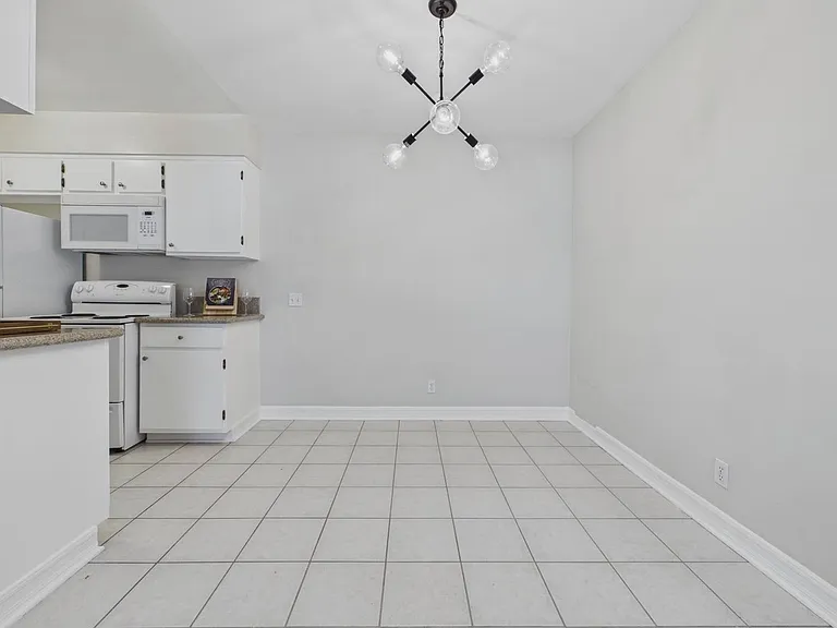 115 Doheny Apartments — Photo 30