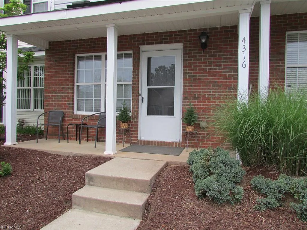 2 bed, 2.5 bath, 1128 sqft, $1,500 — Photo 2