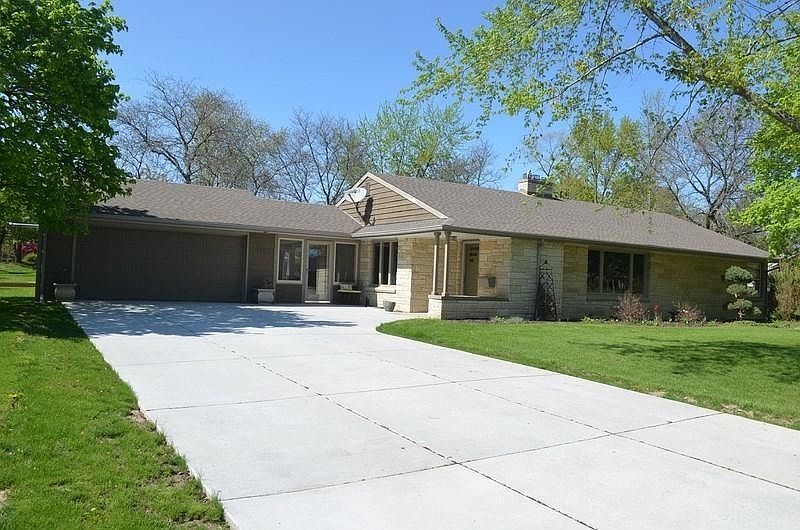 1st image of 729 Riverview Dr