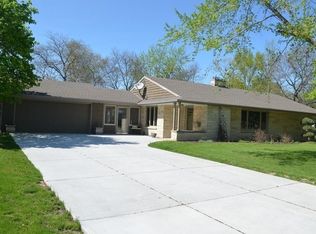 729 Riverview Dr, Thiensville, WI 53092