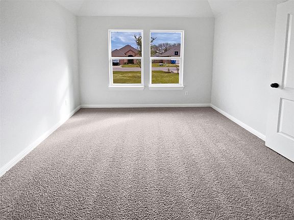 5th image of 112 Halifax Cir
