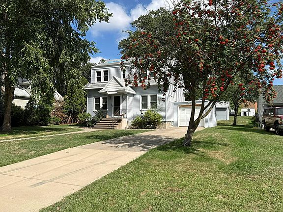 2nd image of 114 8th St NE