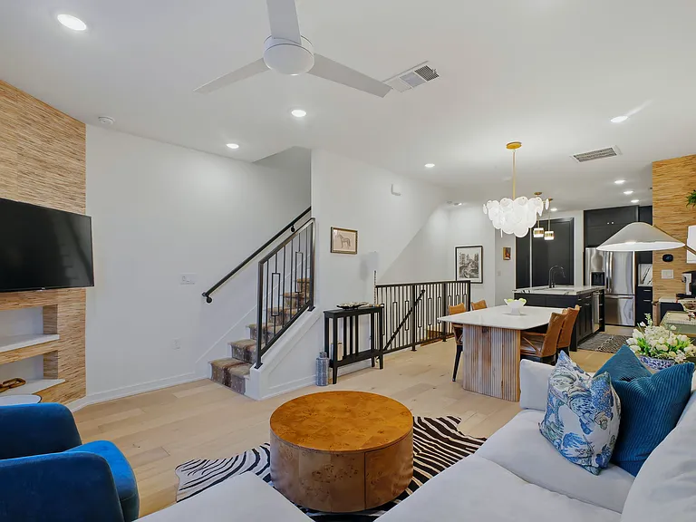 719 E Locust St #4107 — Photo 5