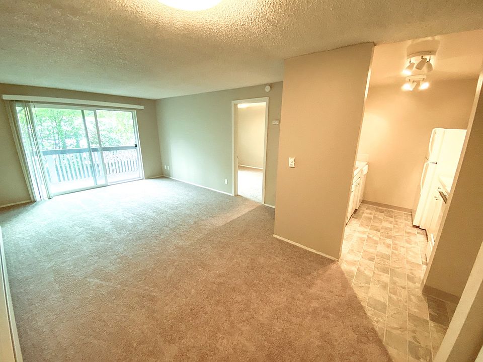 1st image of 9428 Ravenna Ave NE #202