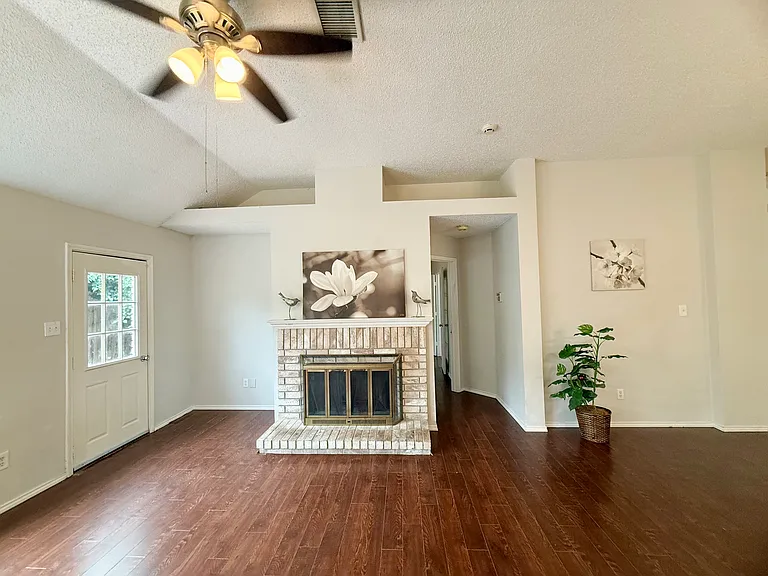 6912 Hickory Crk — Photo 5