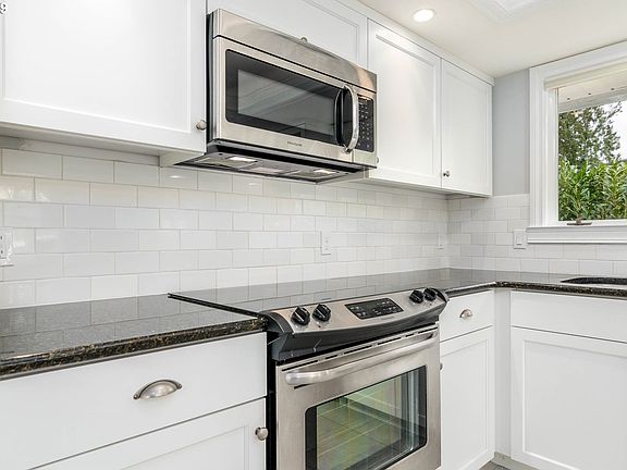 5th image of 325 Island Aire Dr