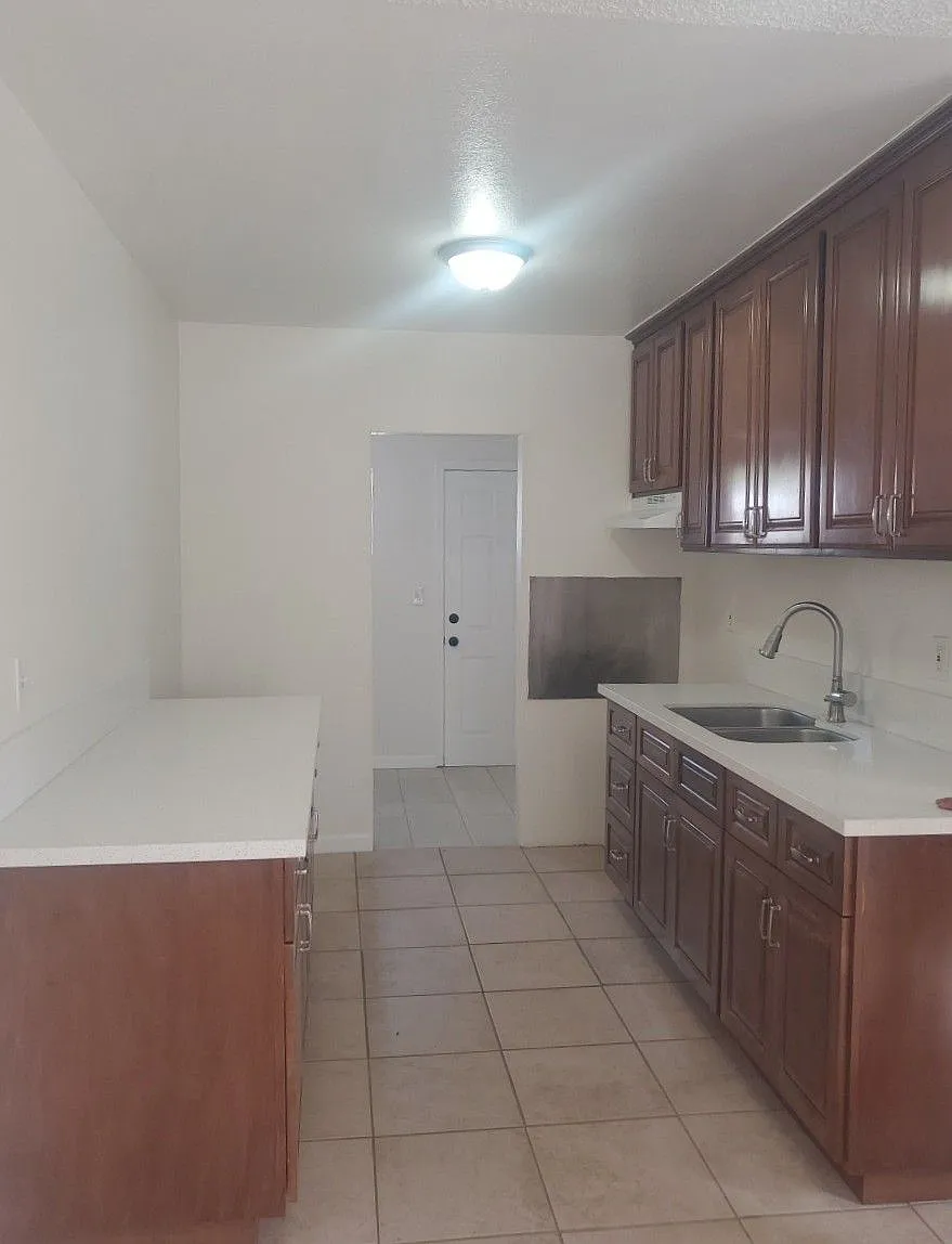 3 bed, 850 sqft, $3,000 — Photo 2