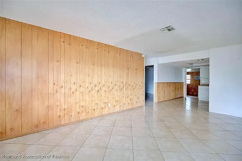 3 bed, 1050 sqft, $1,200 — Photo 3