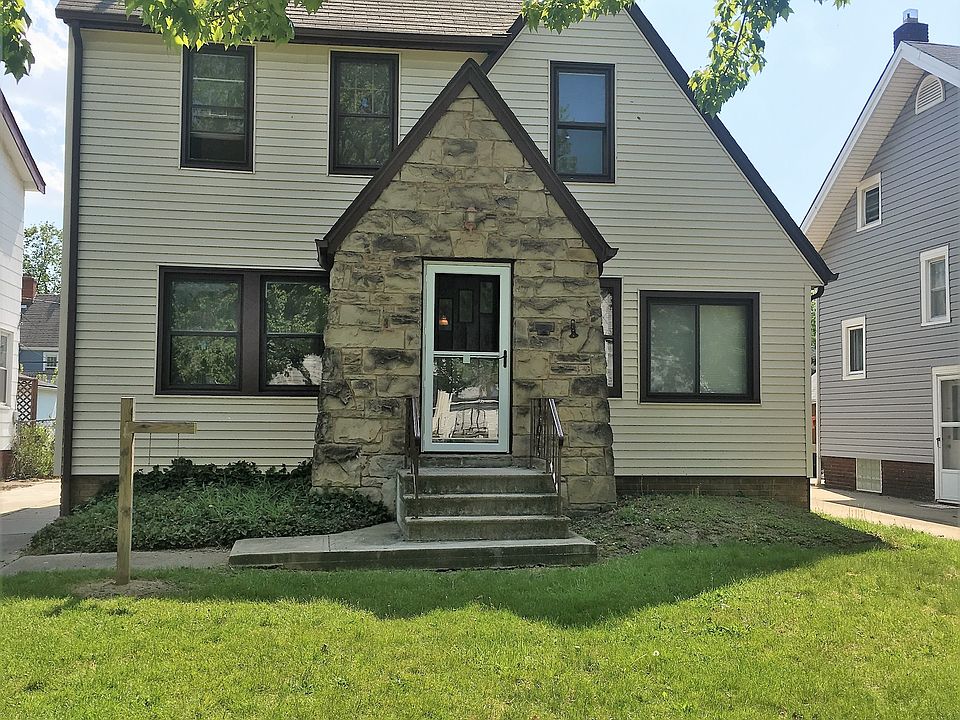 1st image of 130 E 219th St