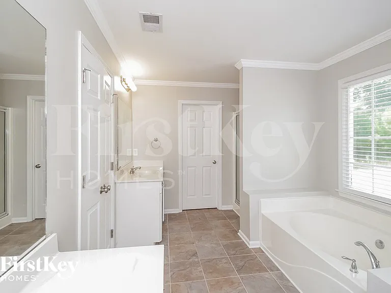 668 Hunters Trce — Photo 12