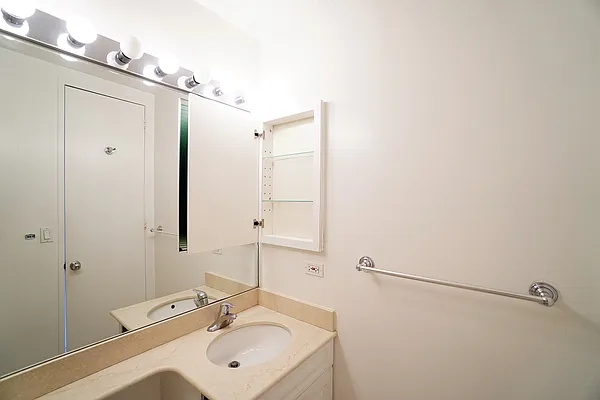 Rented by Renetta Real Estate | media 19