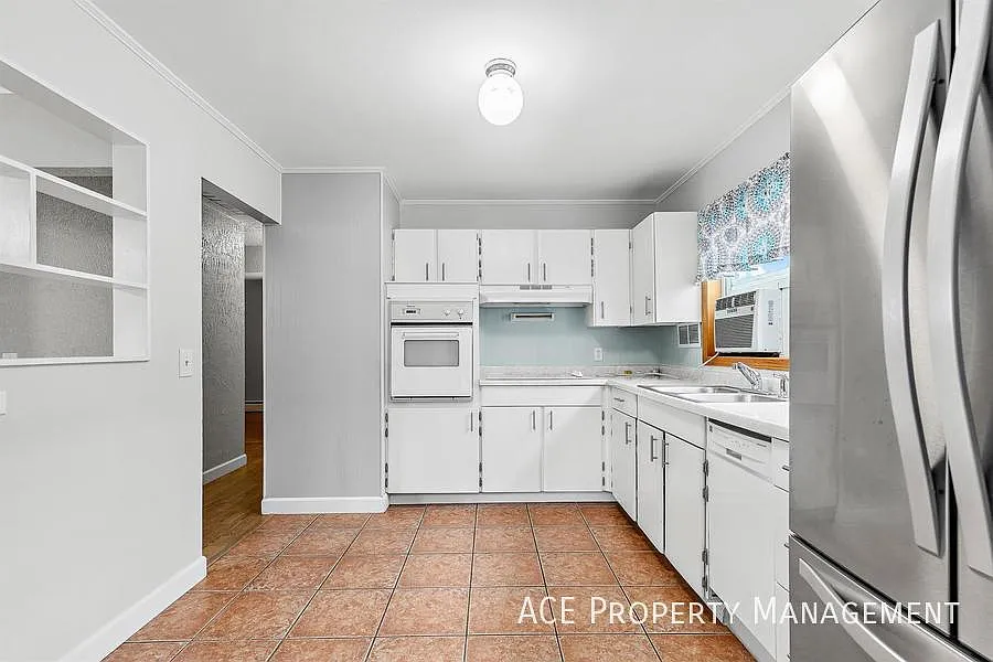 3 bed, 912 sqft, $1,735 — Photo 3