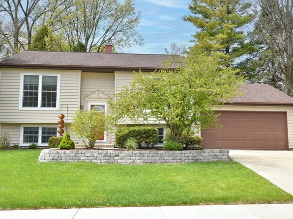 1885 Blackhawk DRIVE, Grafton, WI 53024