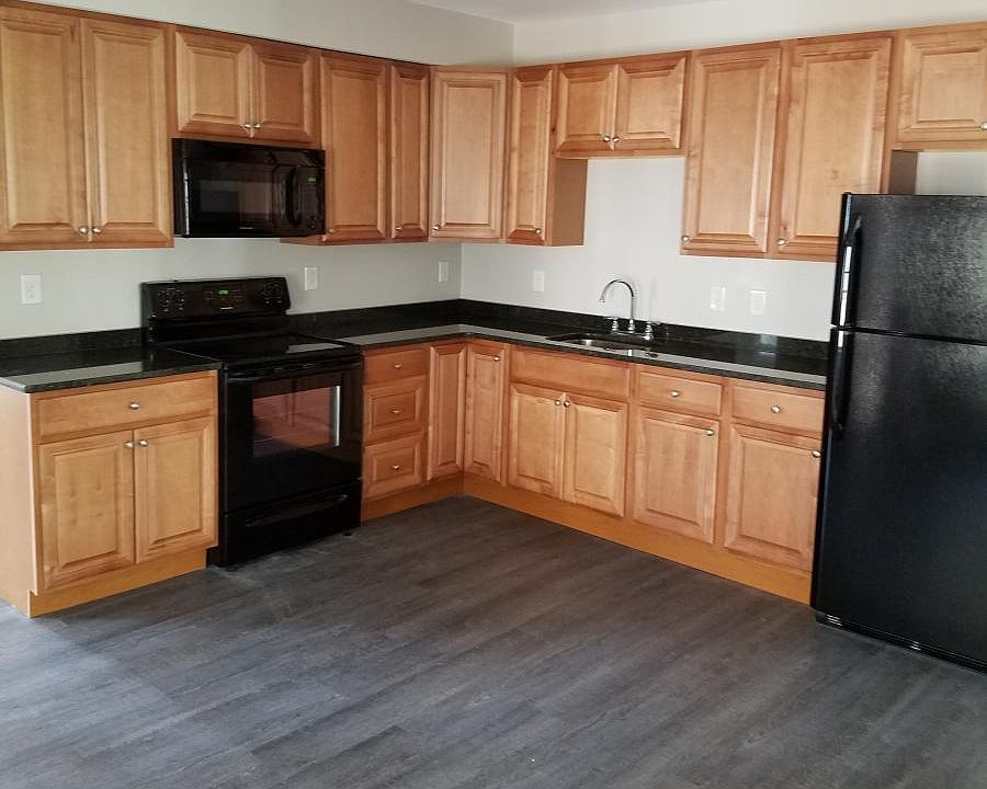 Kitchen w granite countertops
