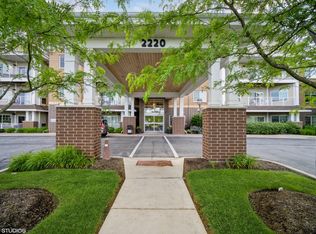 2220 Founders Dr APT 116, Northbrook, IL