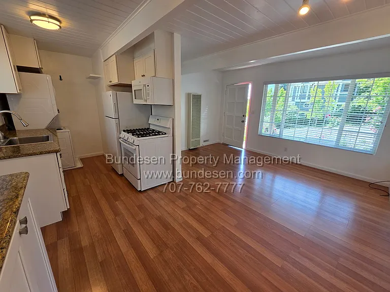 104 Kent St — Photo 3
