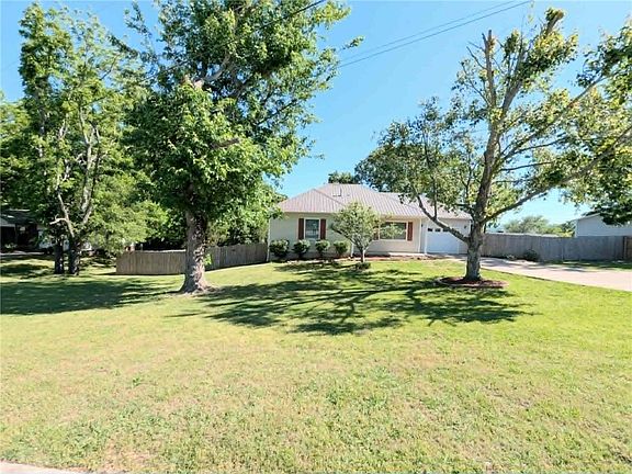 2nd image of 1861 Shellie Ln