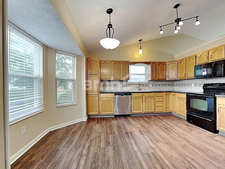 5783 Hillary St — Photo 3