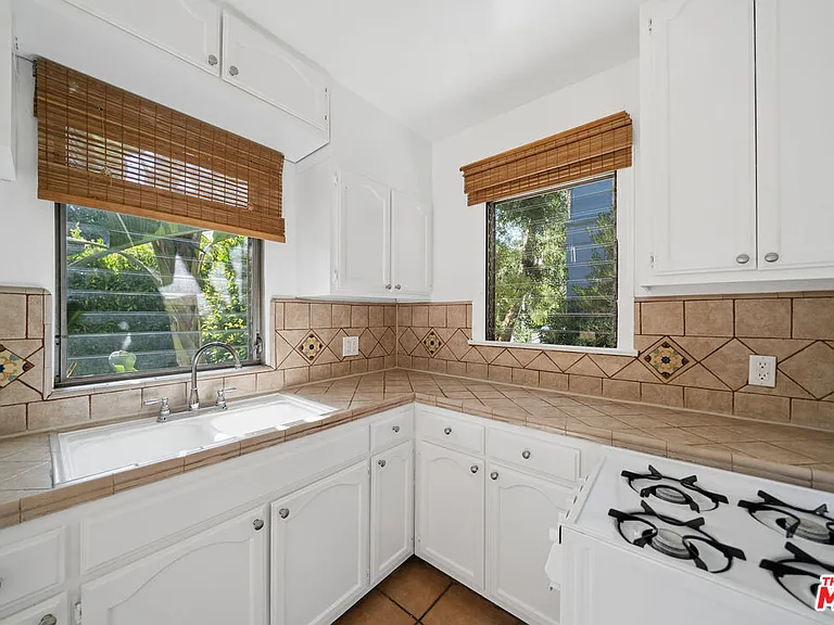 612 S Dunsmuir Ave #1 — Photo 5