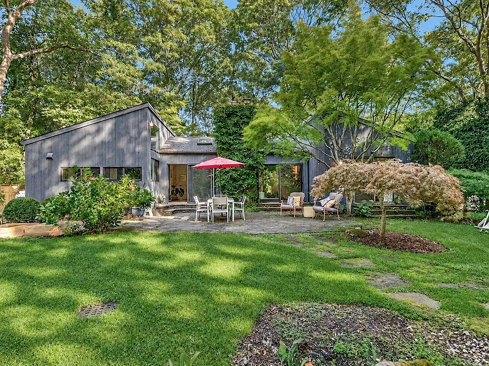 8 Wooded Oak Ln