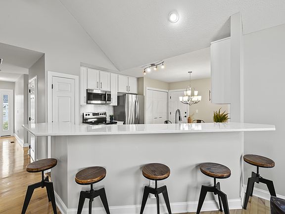 4th image of 585 Fernwood Pl