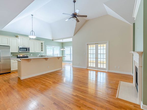 4th image of 18 York Woods Pl