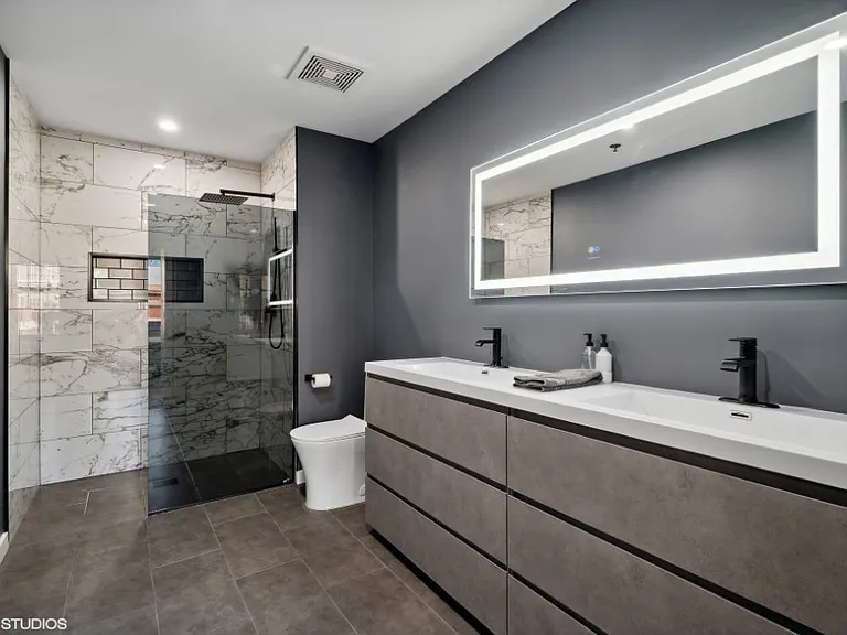 933 W Van Buren St #804 — Photo 15