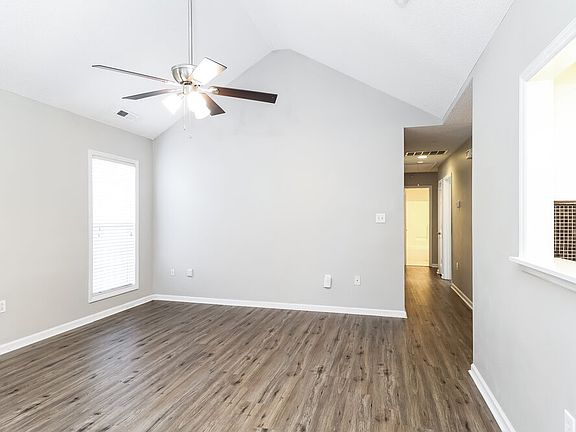 5th image of 310 Tamarack Dr