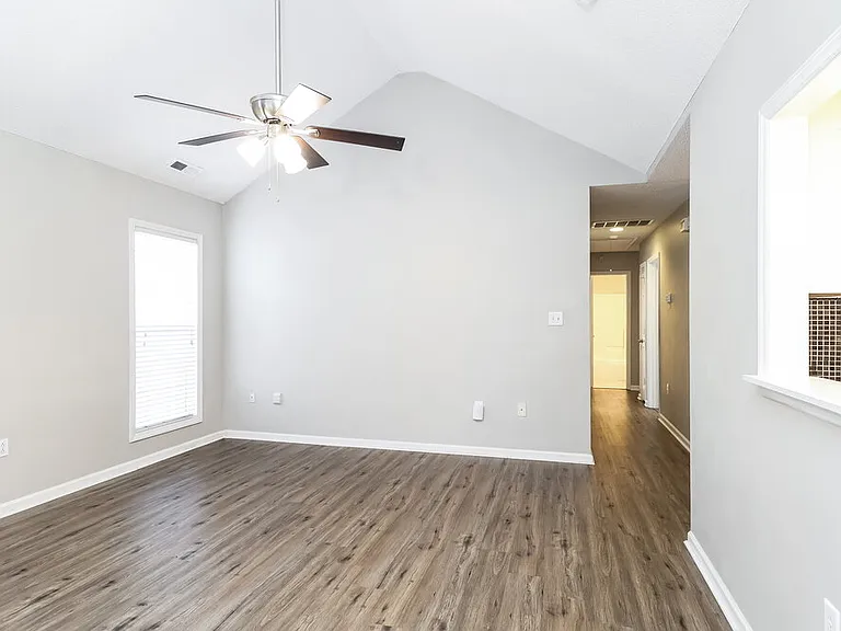 310 Tamarack Dr — Photo 5