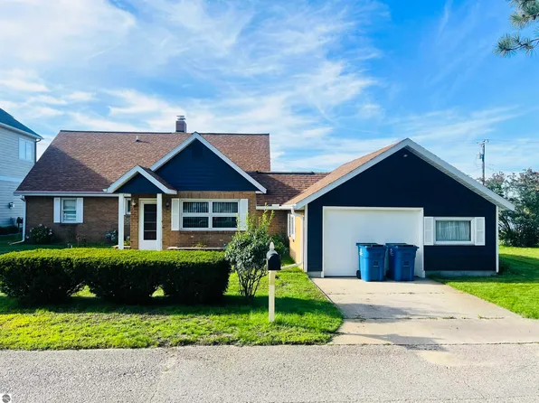 2009 Sunnyside Dr, Cadillac, MI 49601