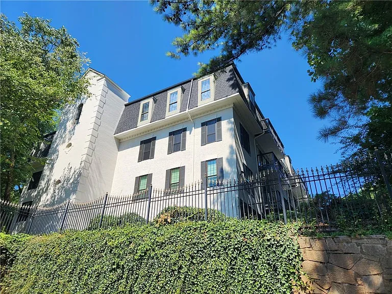 3107 Pine Heights Dr NE — Photo 3