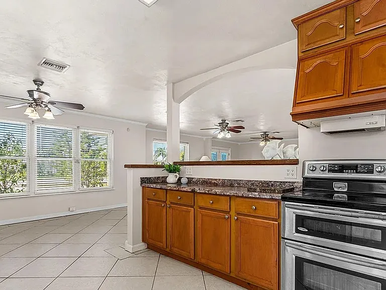 863 Riverside Dr — Photo 9